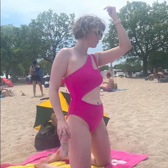 NWOT Lulus Sun Bound Fuchsia Cutout One-Shoulder One-Piece Swimsuit - Picture 12 of 12